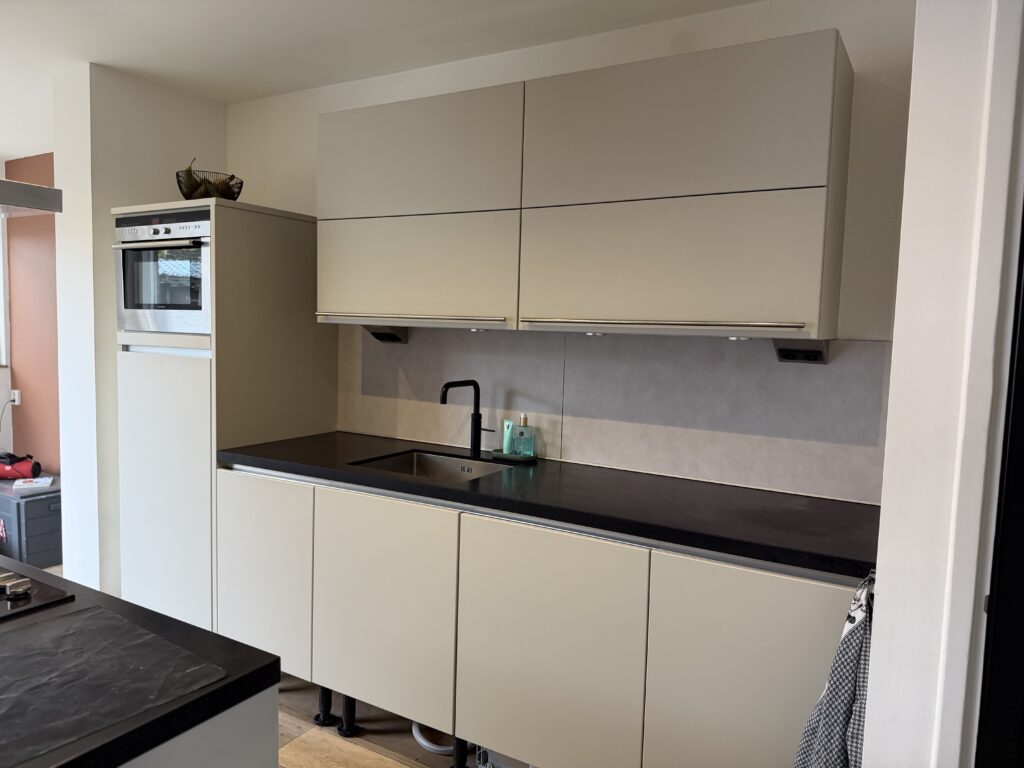 Keukenkastjes in beige folie met zwart werkblad