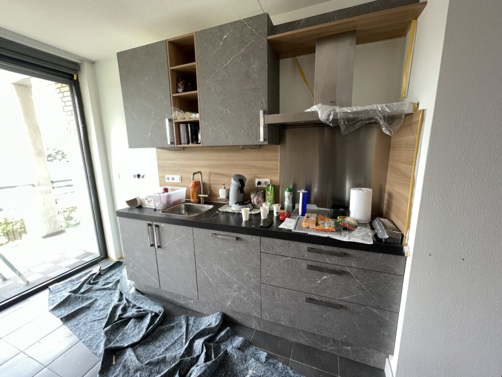 Keuken in grijze marmerlook met houten open kast